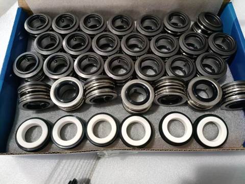 Mechanikus tömítések tálcán elrendezve